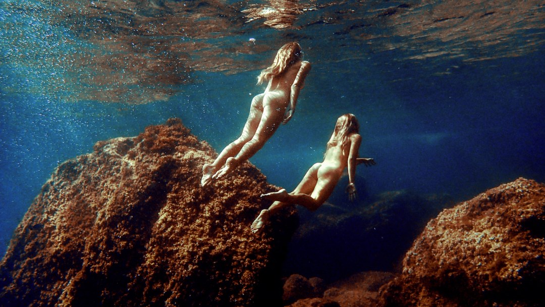 Две девушки в воде