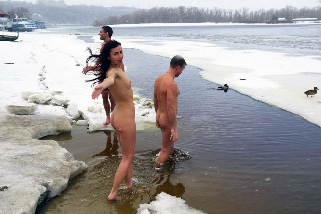 Голые мужчины и женщины в бассейне