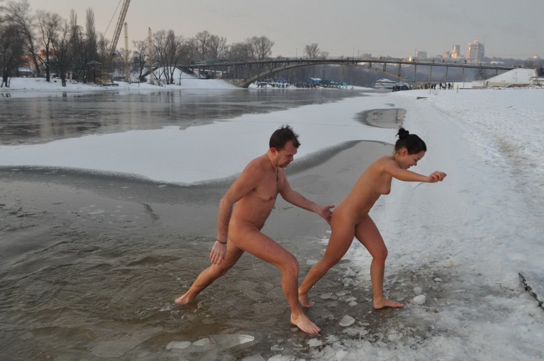 Русские голые парни на природе