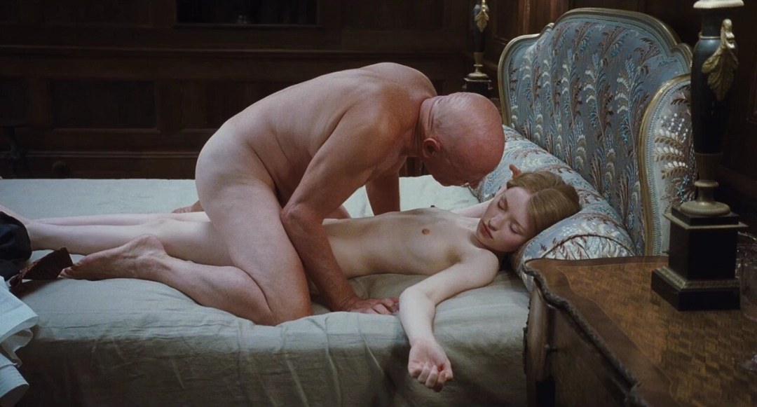 Красивые спящие голые женщины