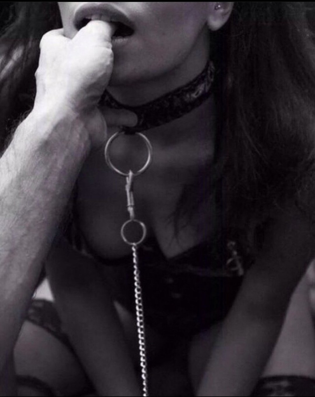 Нагая девушка в ошейнике