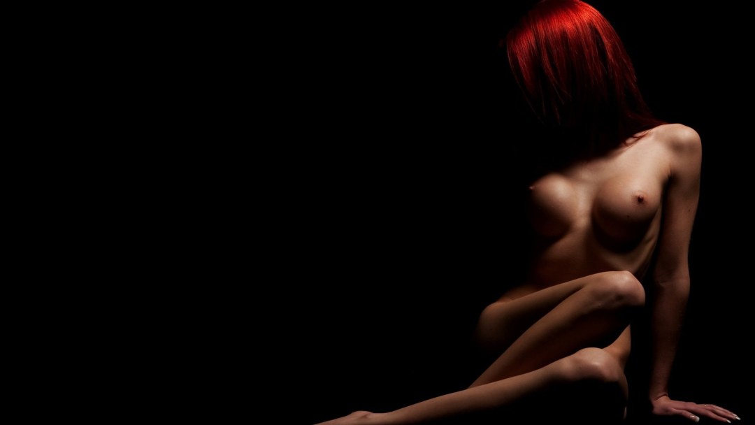 Эротические девушки на тёмном фоне