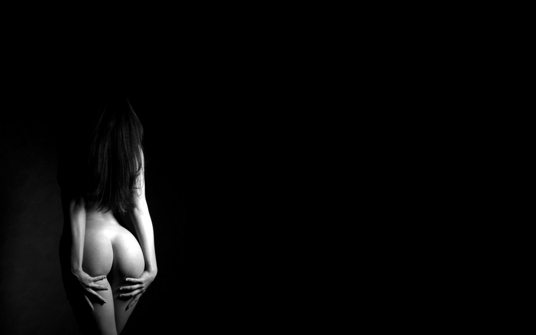 Эротические девушки на черном фоне