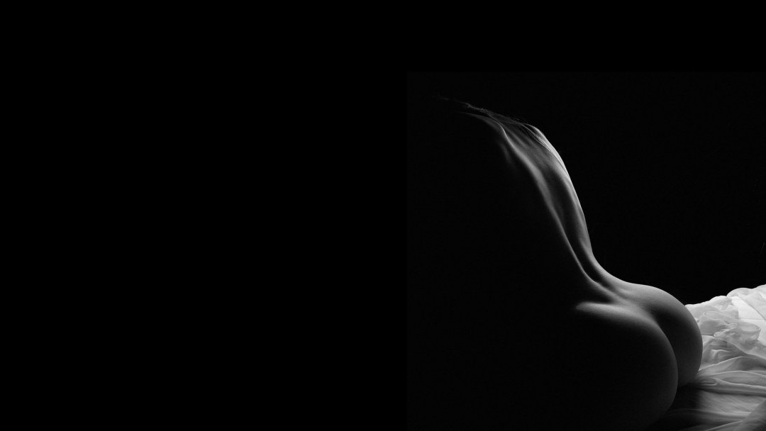 Голые девки тёмный фон