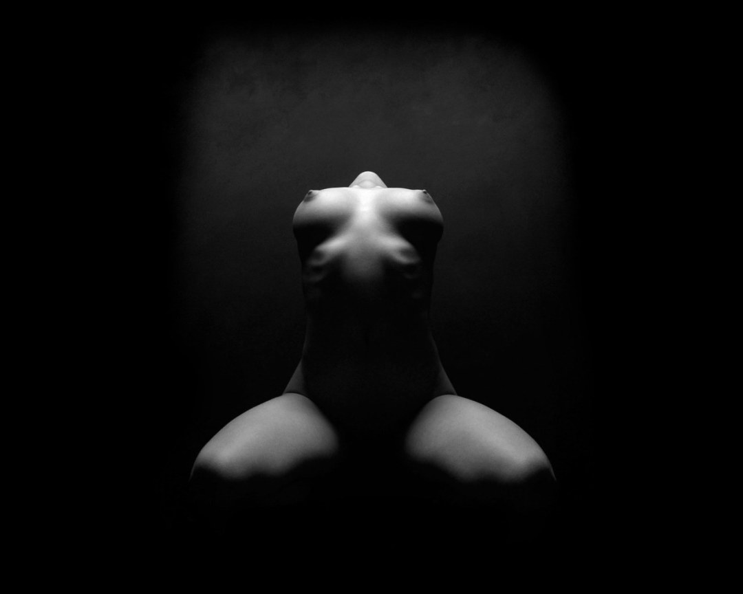 Эротические девушки на черном фоне