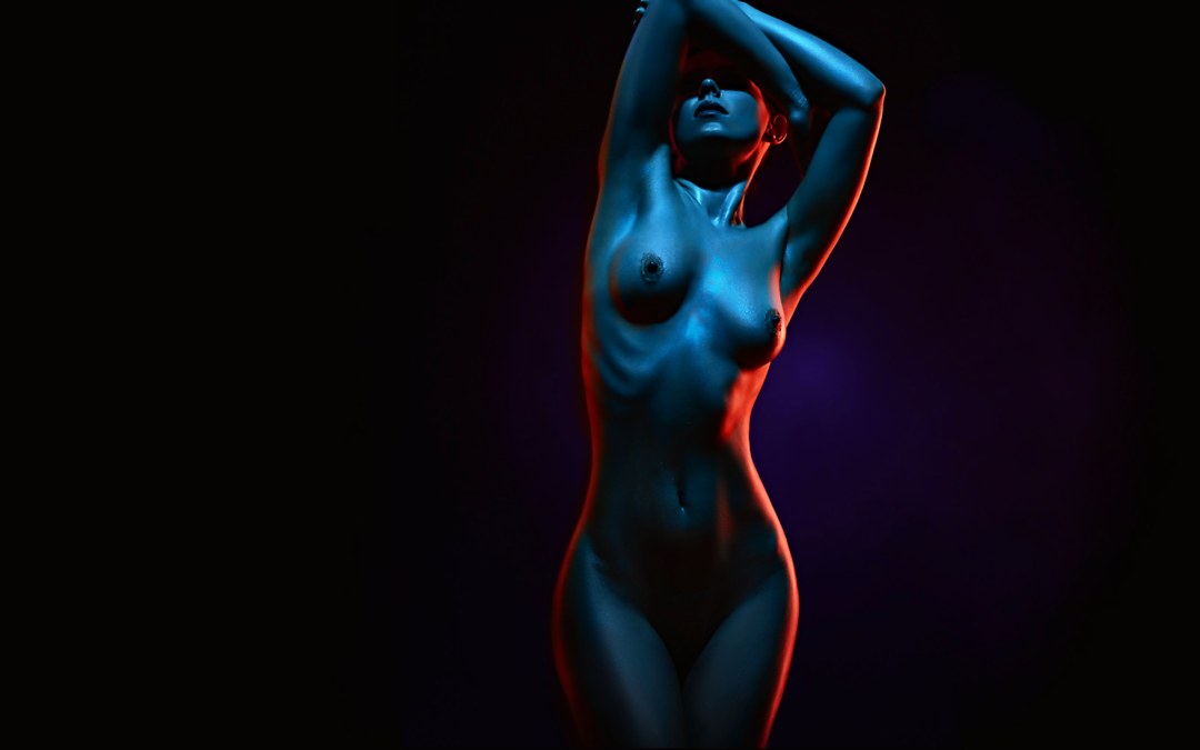 Эротические девушки на черном фоне