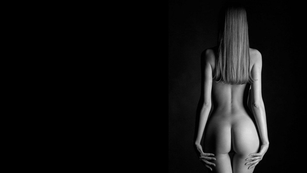 Эротические девушки на черном фоне