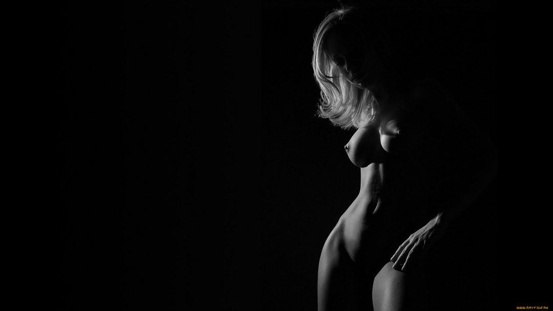 Эротические девушки на тёмном фоне