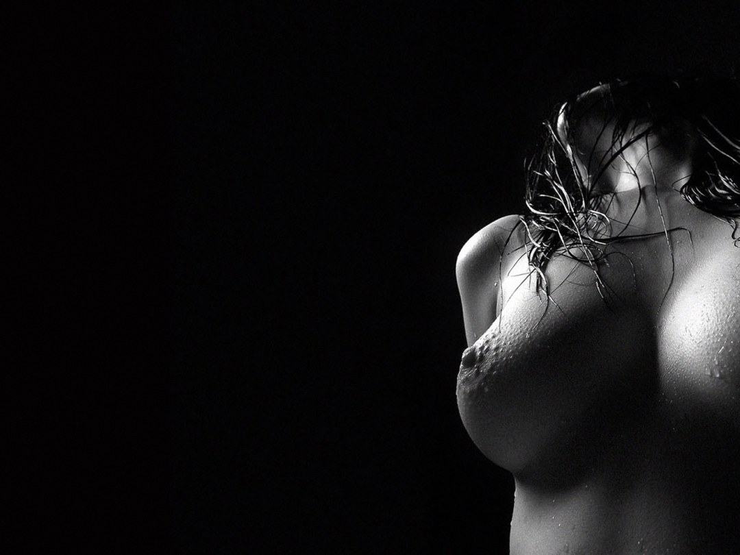 Эротическая фотосессия на черном фоне