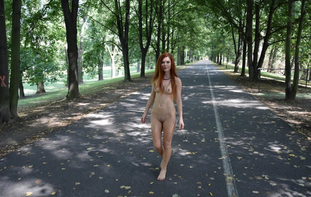 Голые женщины на улицах городов