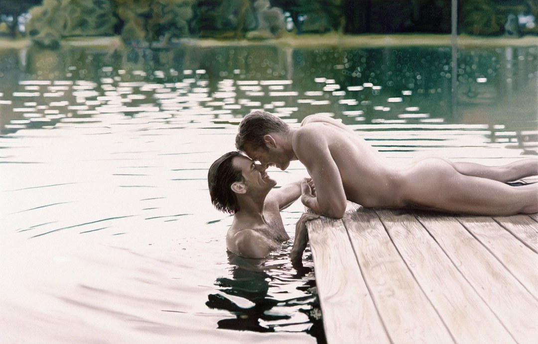 Голый красивый парень на озере