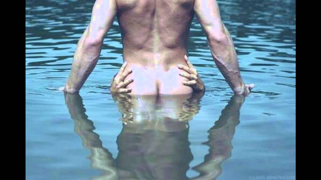 Девки в озере купались голышом