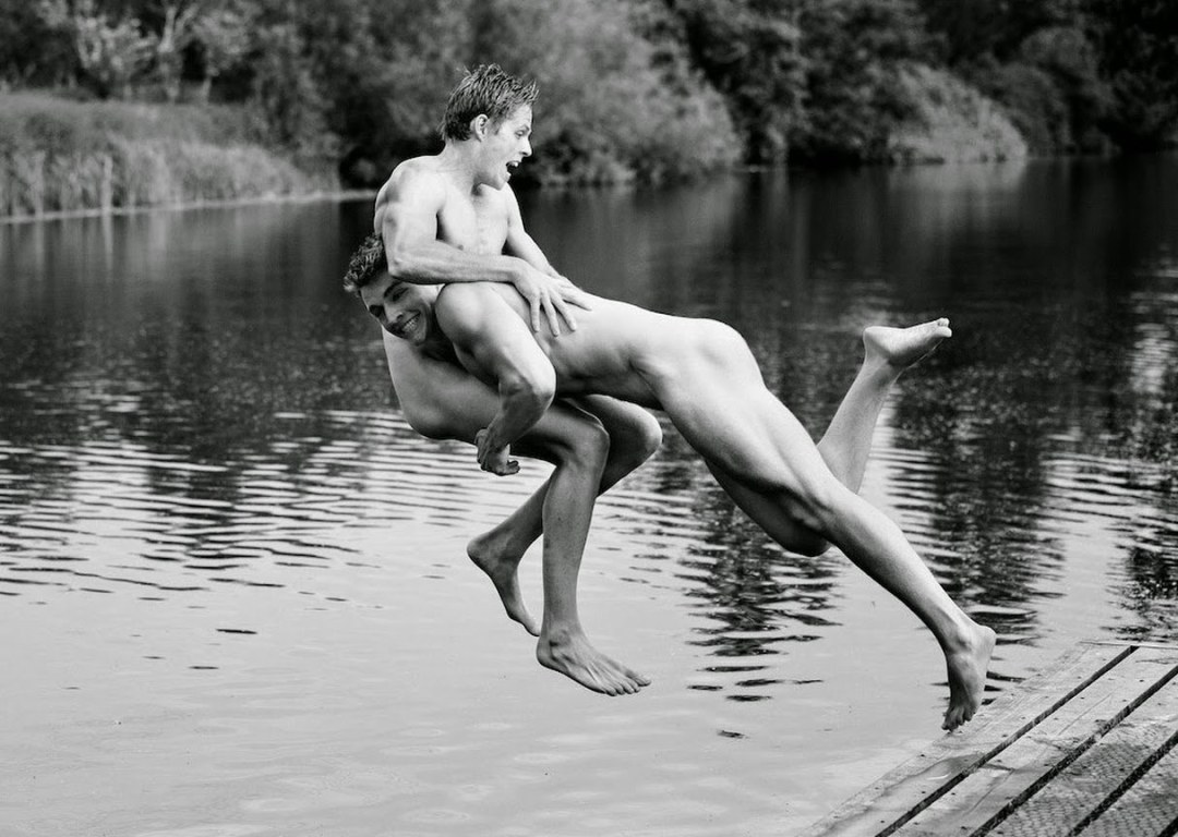 Красивые голые парни на пляже