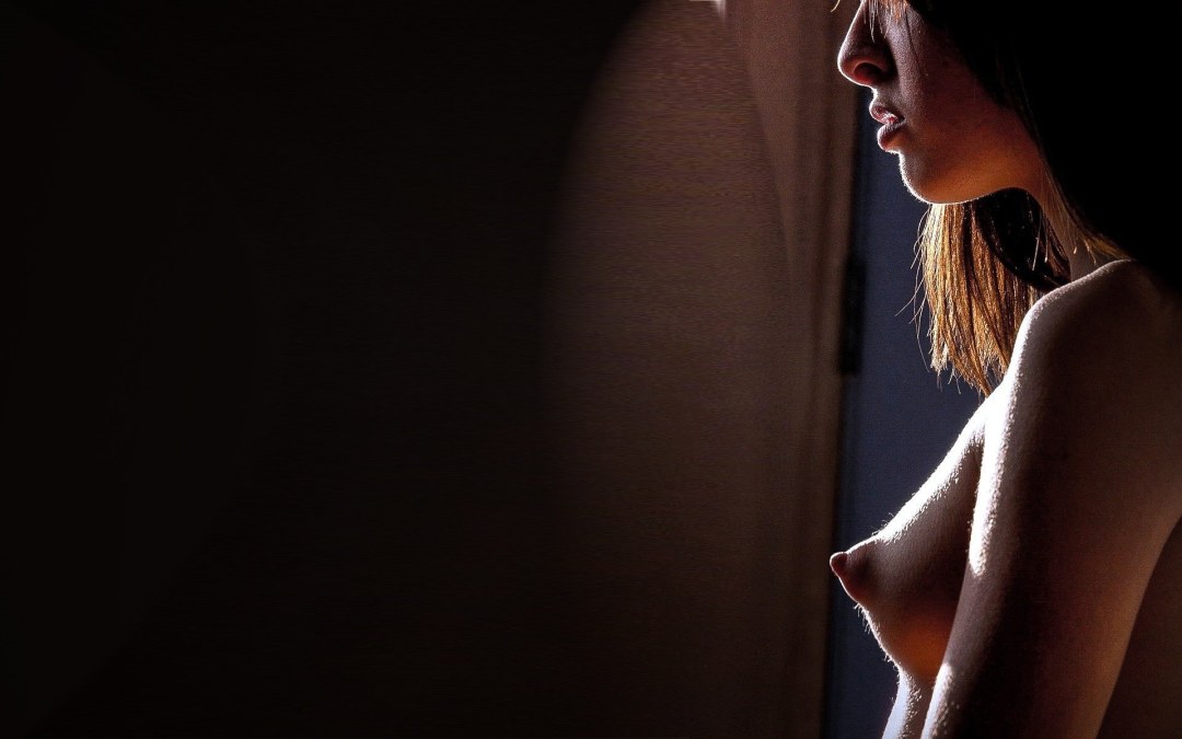 Большая грудь с темными сосками