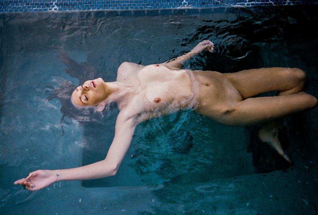 Ashlee Lynn голая в бассейне