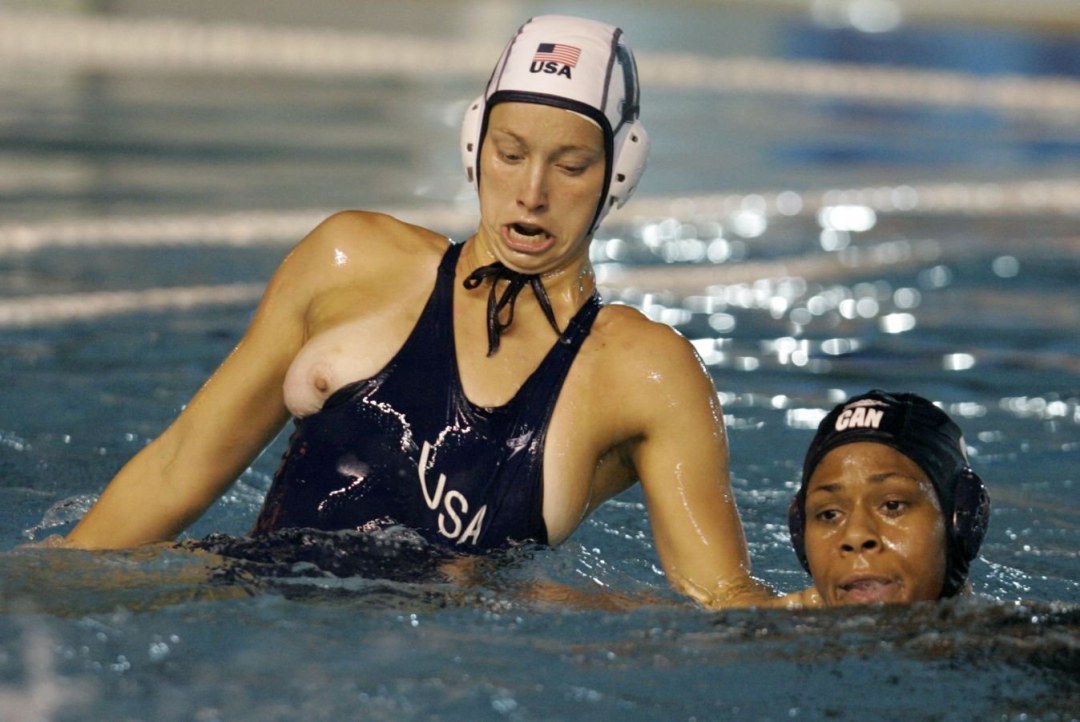 Голые женщины прыгают в бассейн