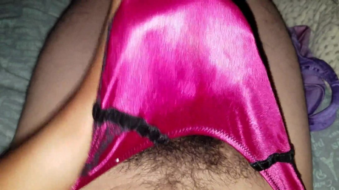 Обкончал атласные трусики