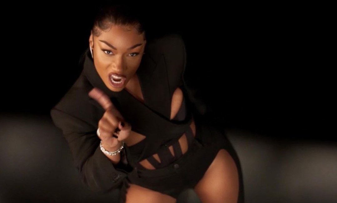 Татуированные девушки без трусиков