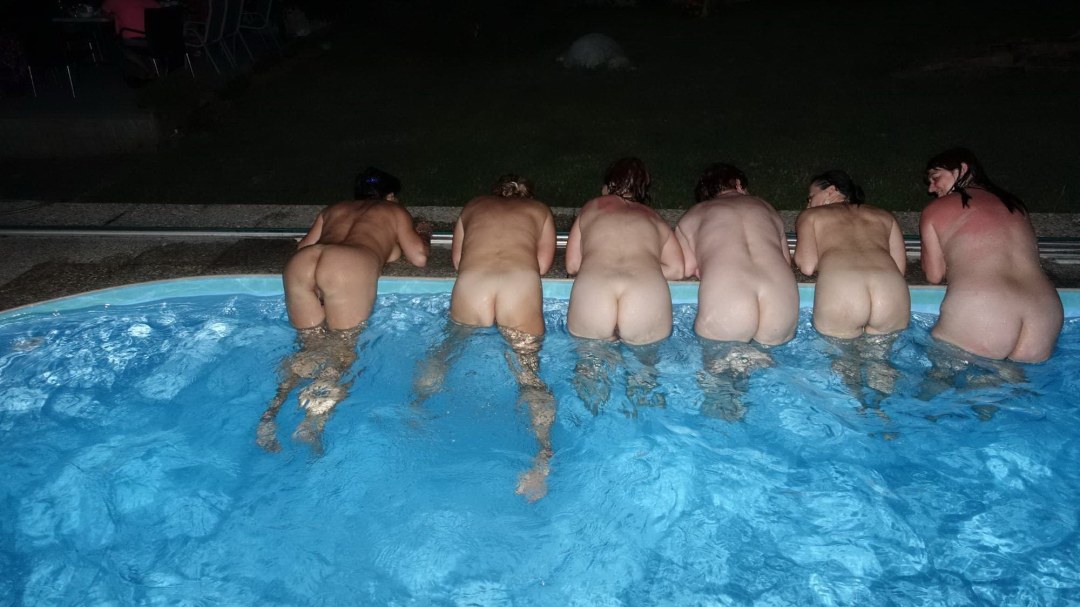 Голые девки купаются в бассейне