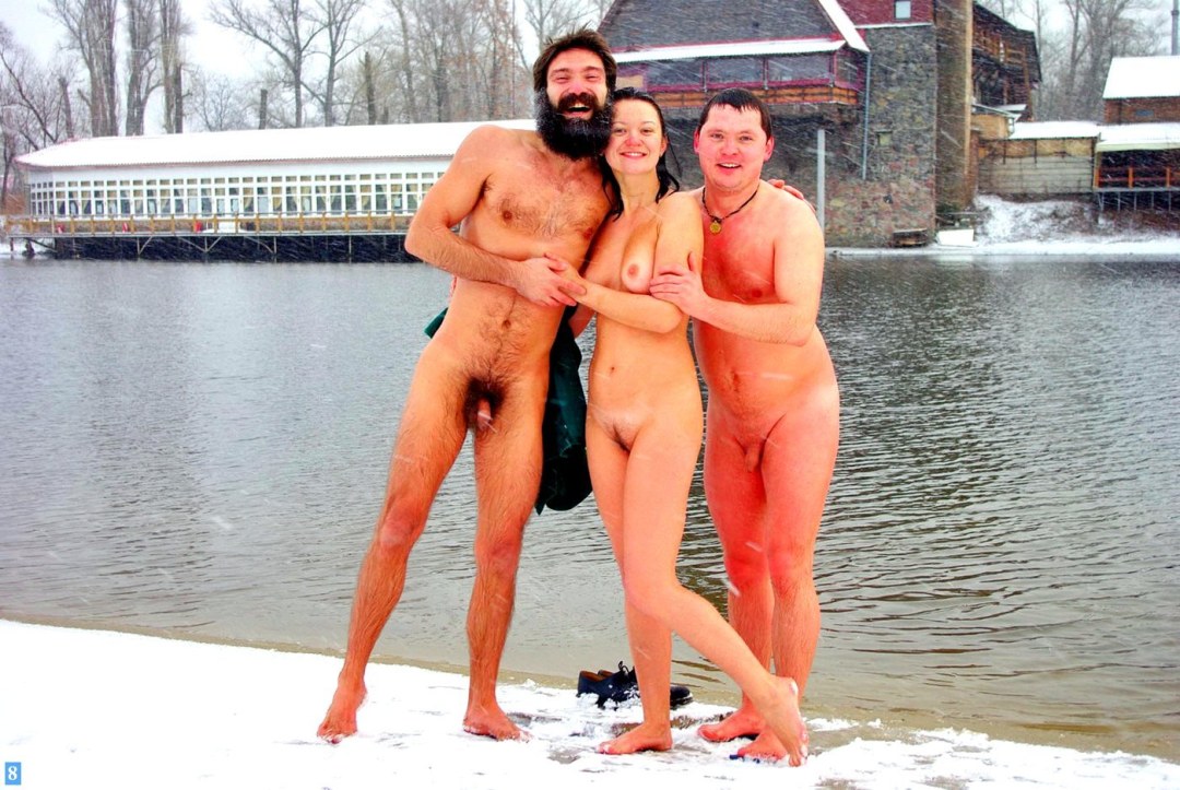 Парни купаются в проруби голышом