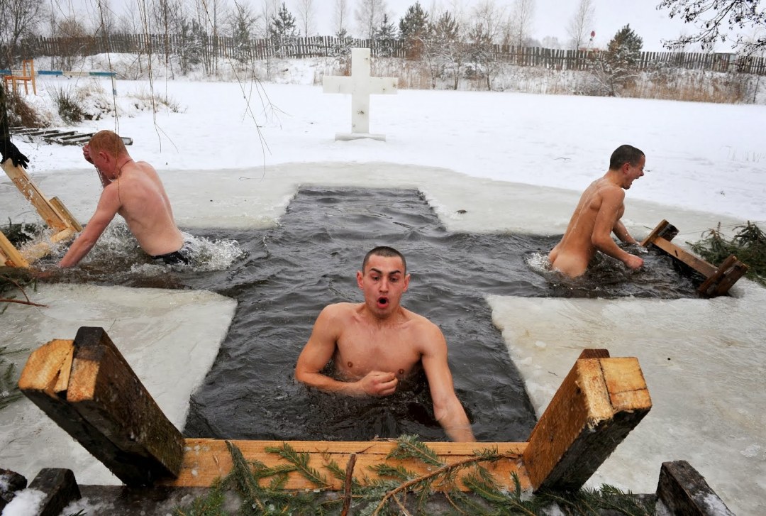 Купание в проруби голышом