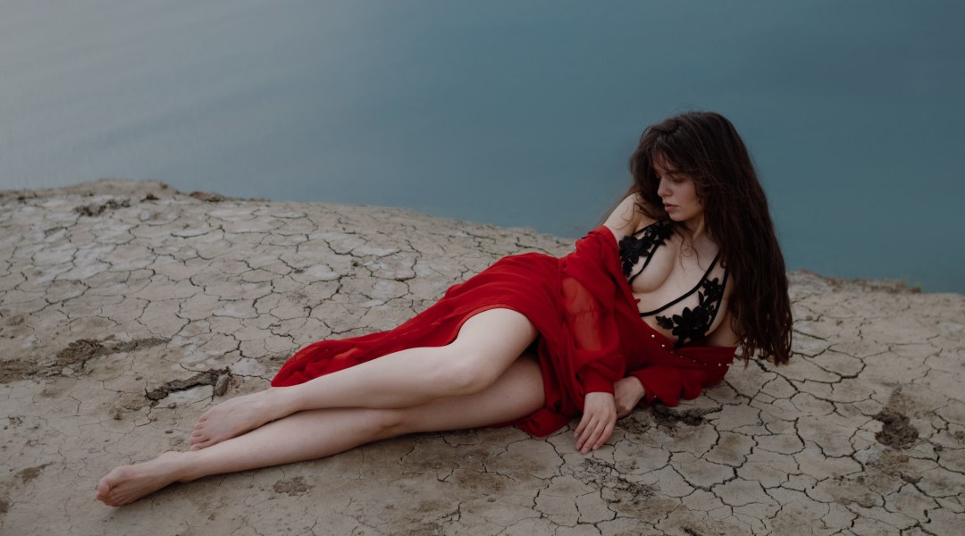 Модель _Alina_ из рунеток с мягкой игрушкой в эфире с зеркалом