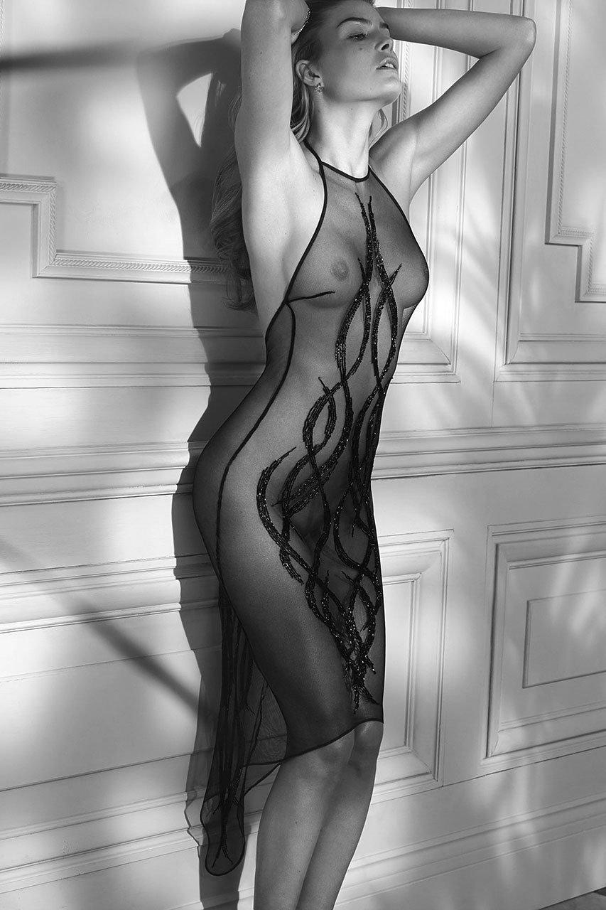 Прозрачное платье на голое тело