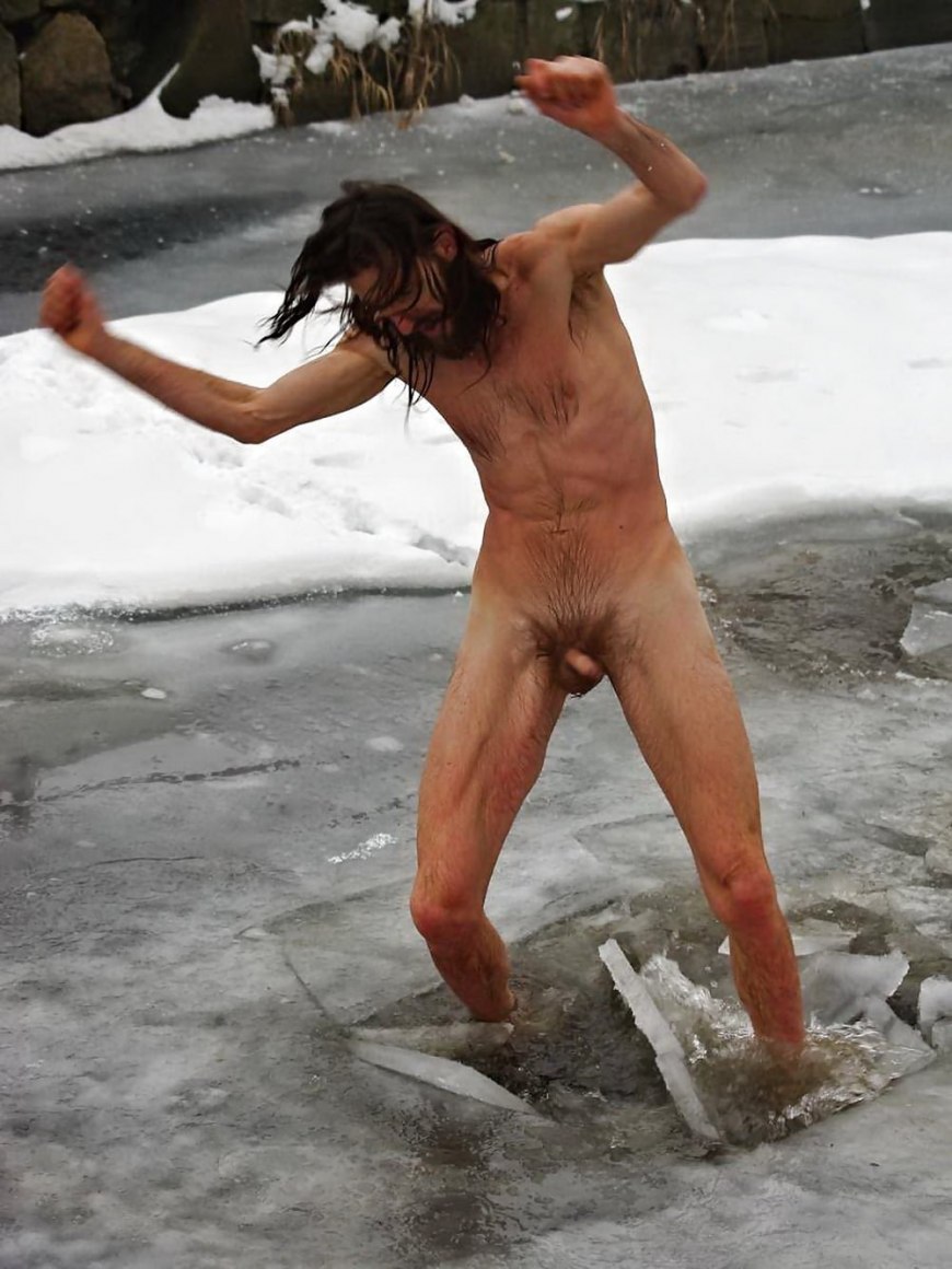 Мужики купаются голышом