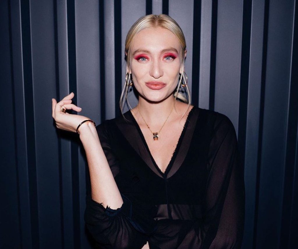 Мария Лисовая босиком