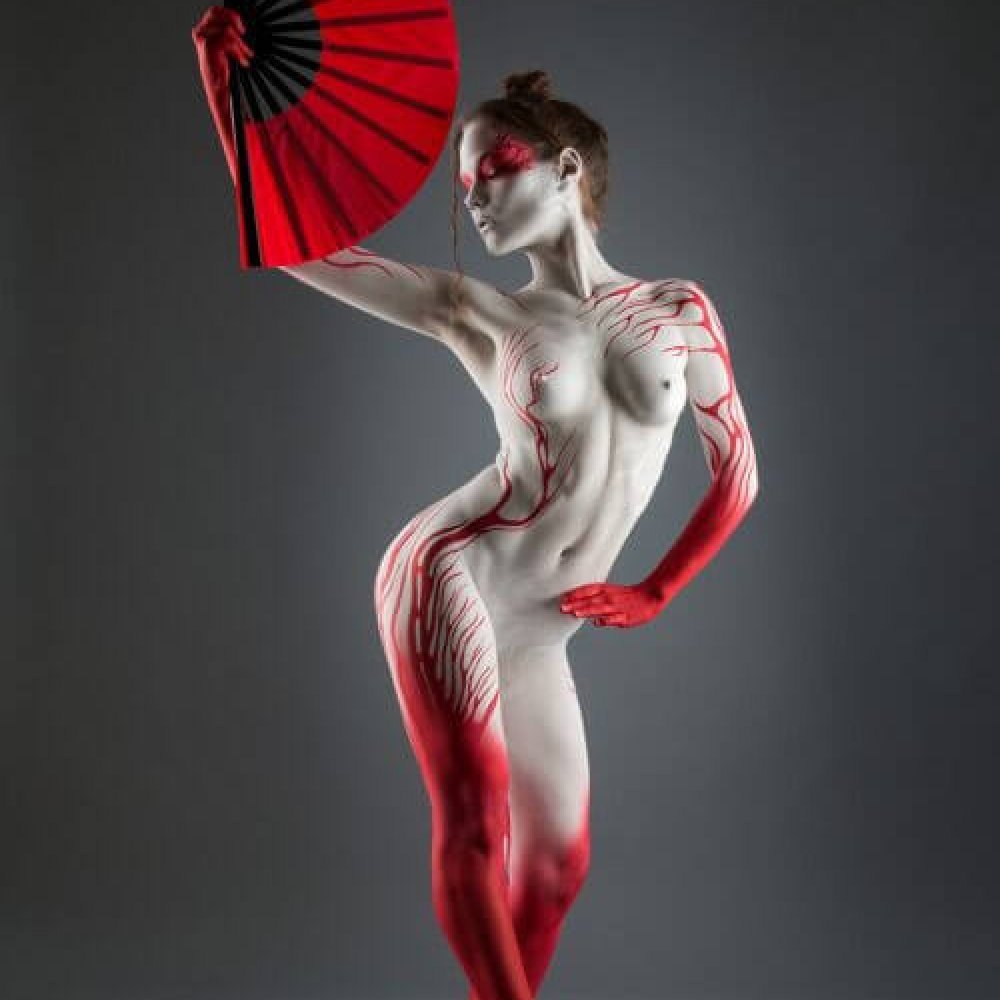 Девушки бодиарт ню на выставке