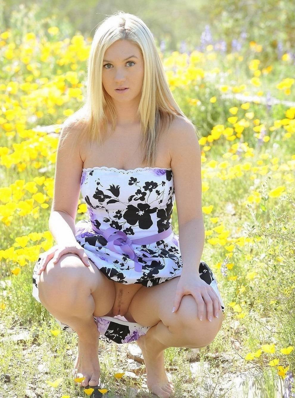 Девушка в платье без трусиков