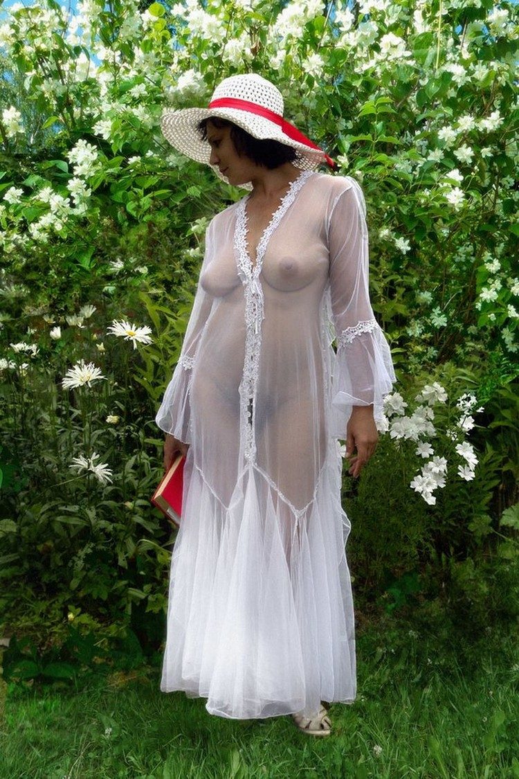 Зрелая жена в эротическом наряде