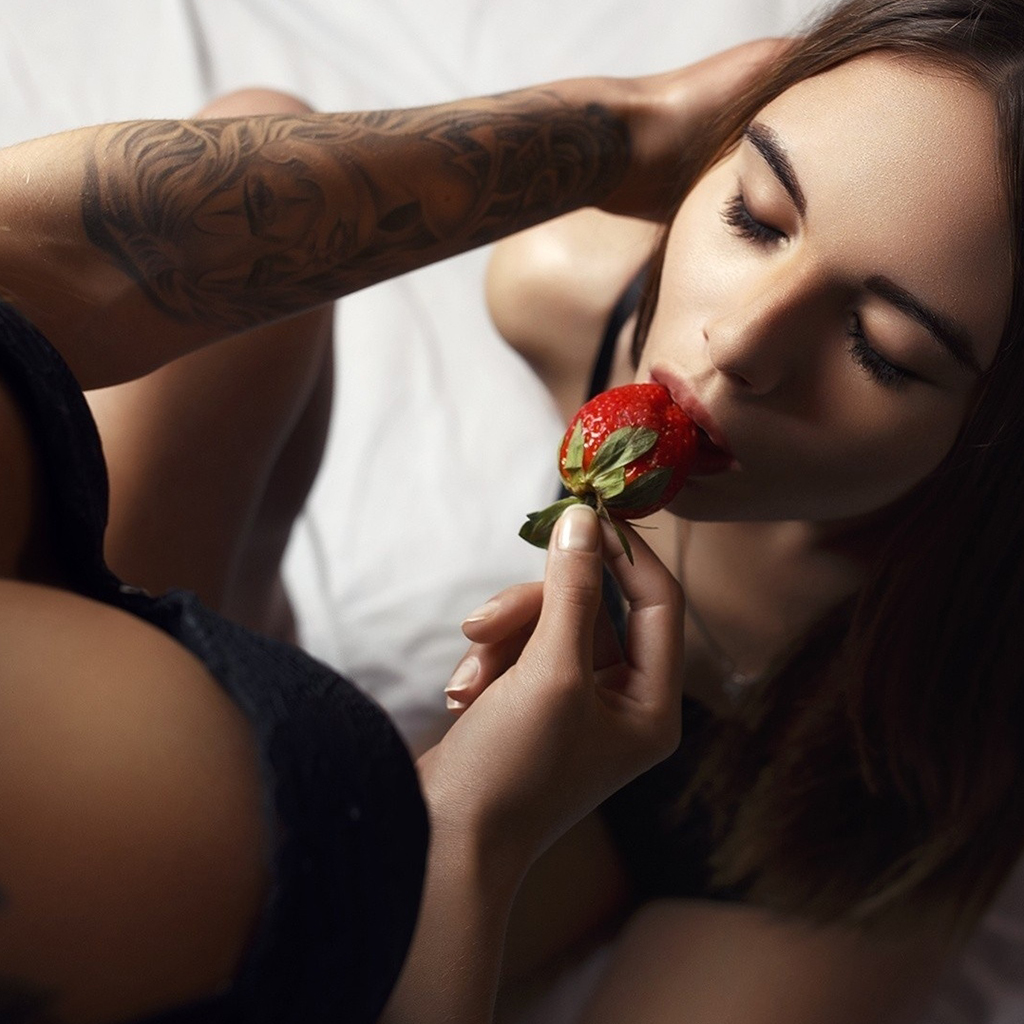 Клубника на груди