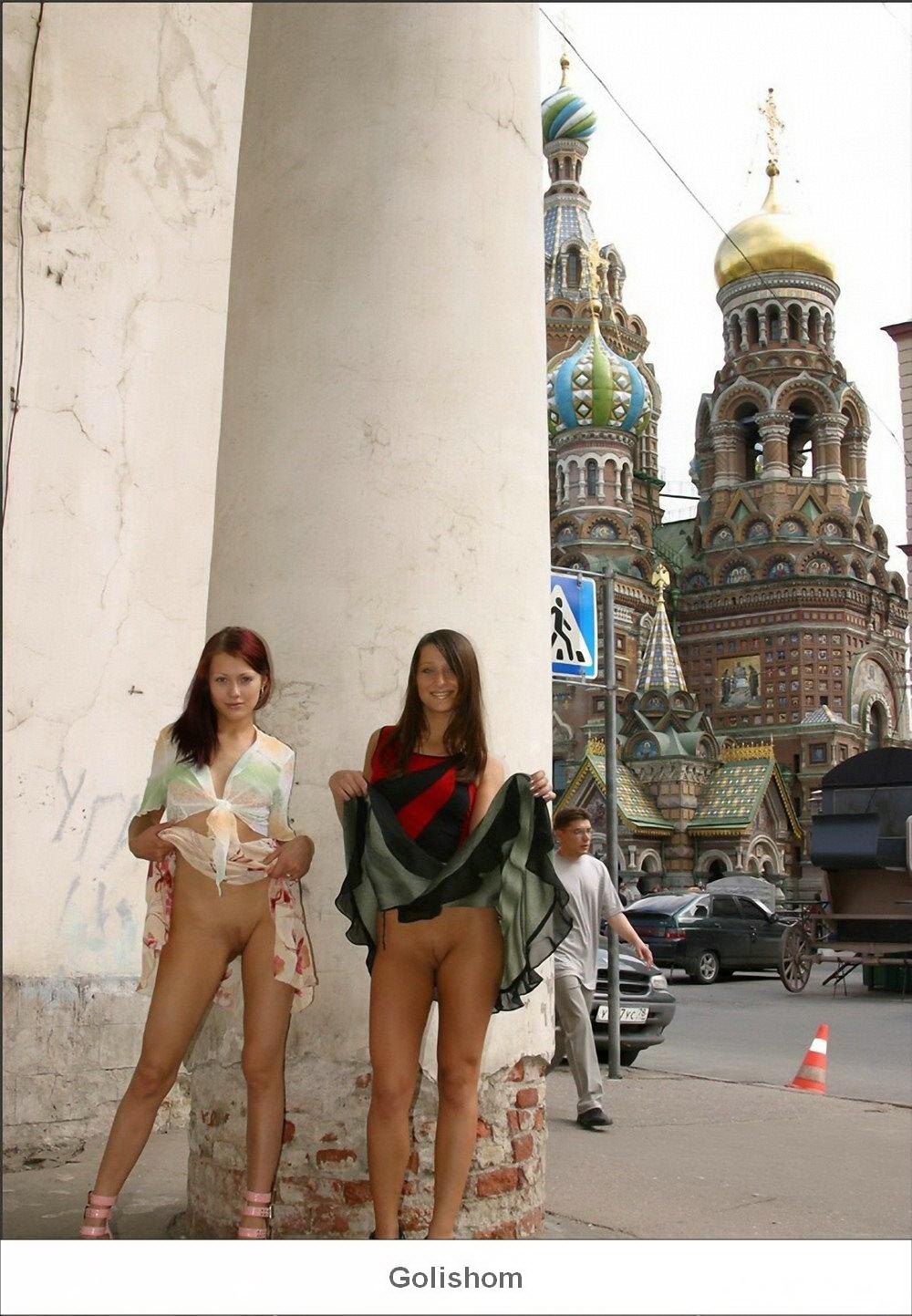 Девушка гуляет по городу без трусов (90 фото)