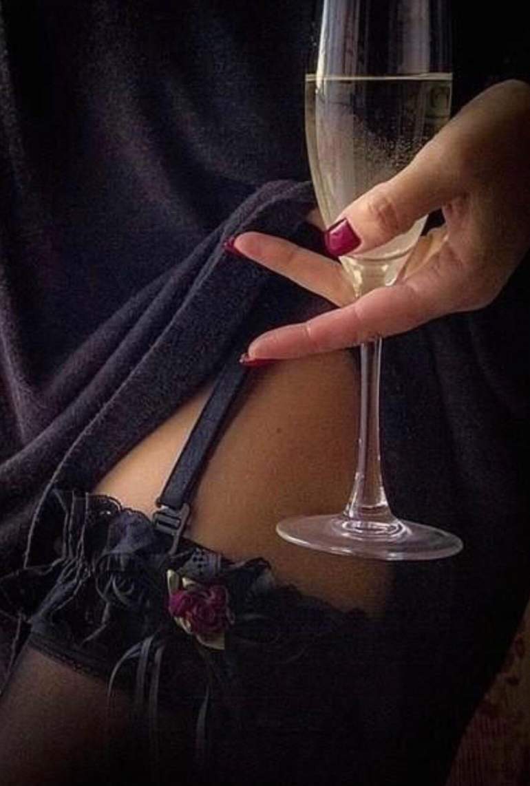 Женщина с бокалом