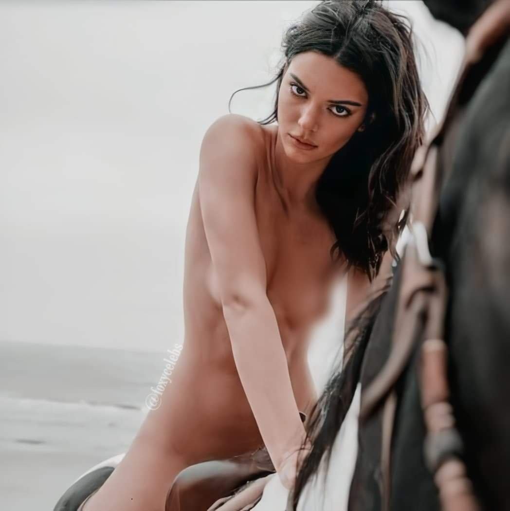 Кендалл Дженнер голая