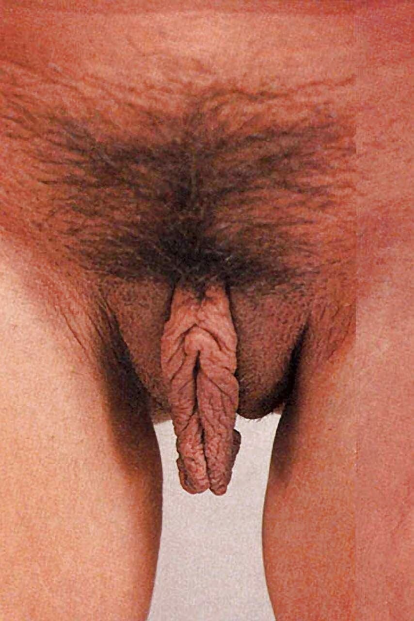 Парень ласкает клитор девушке