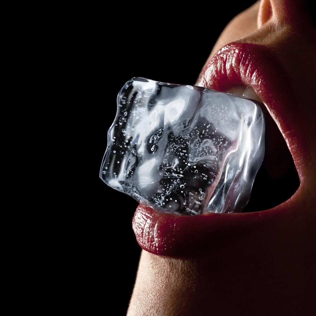 Девушка со льдом во рту