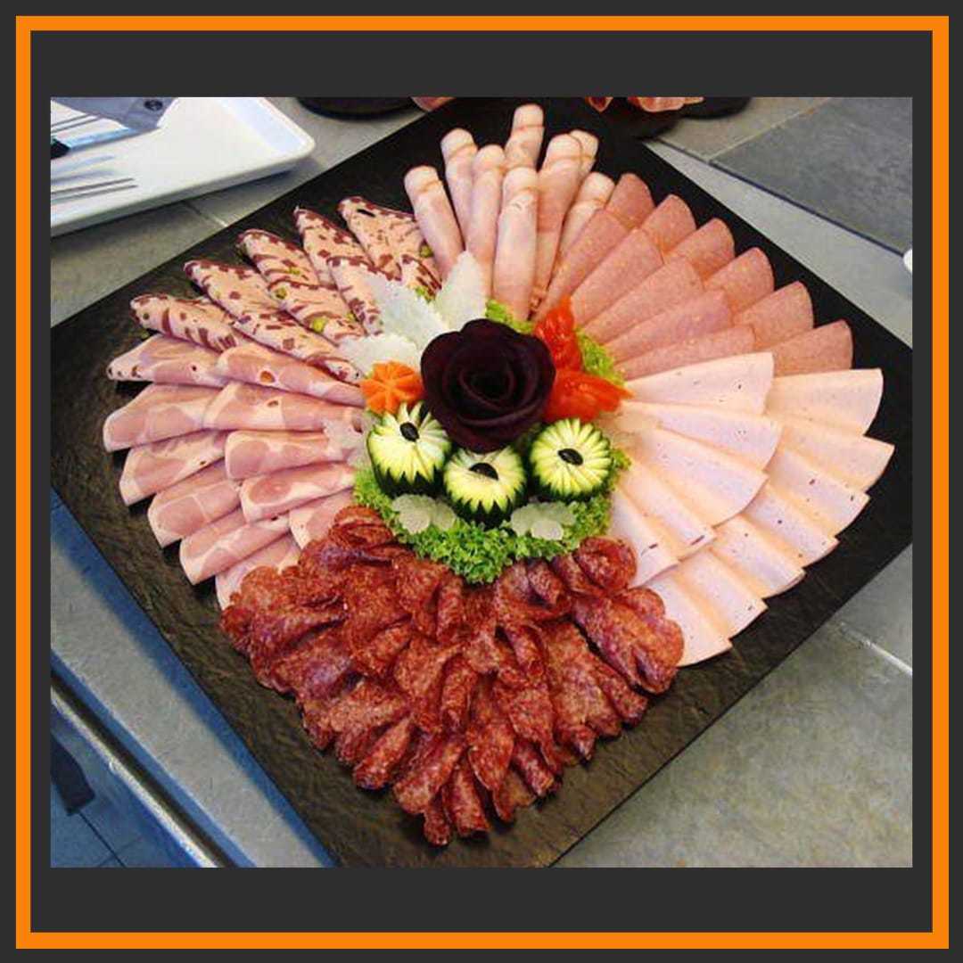 Красивая выкладка мясной нарезки