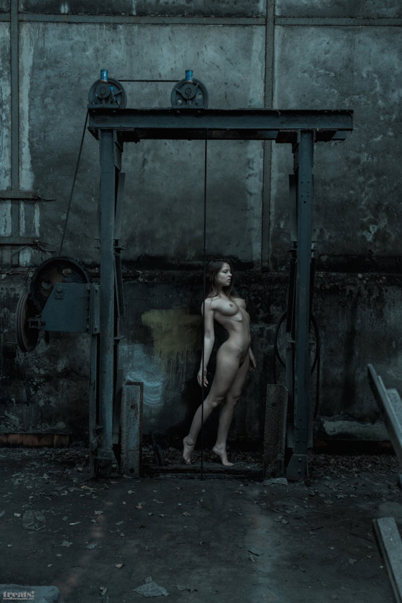 Ню бдсм в заброшенном здании