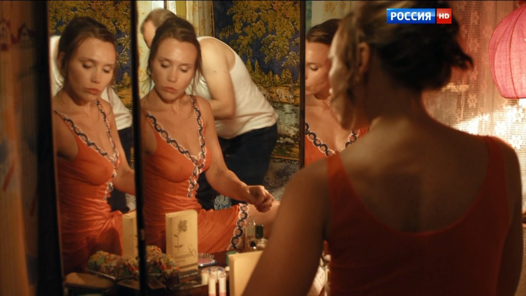 Силуэт девушки на сером фоне