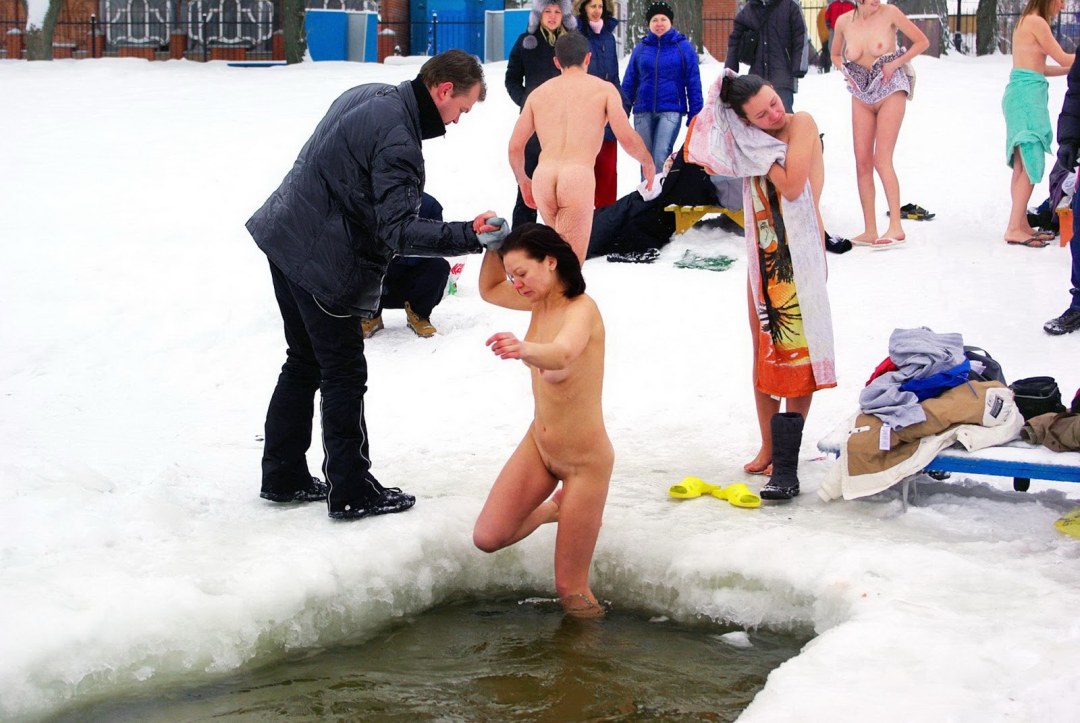 Купание голышом в источнике