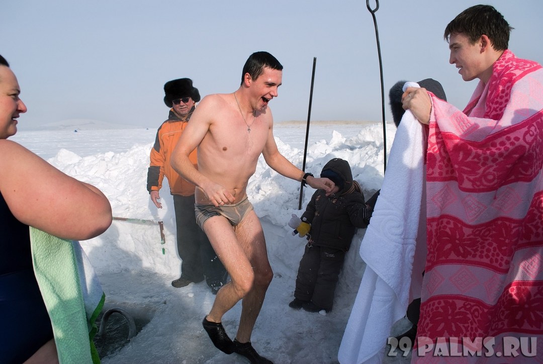 Голые девки купаются в снегу