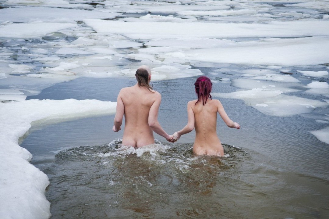 Купание в проруби голышом