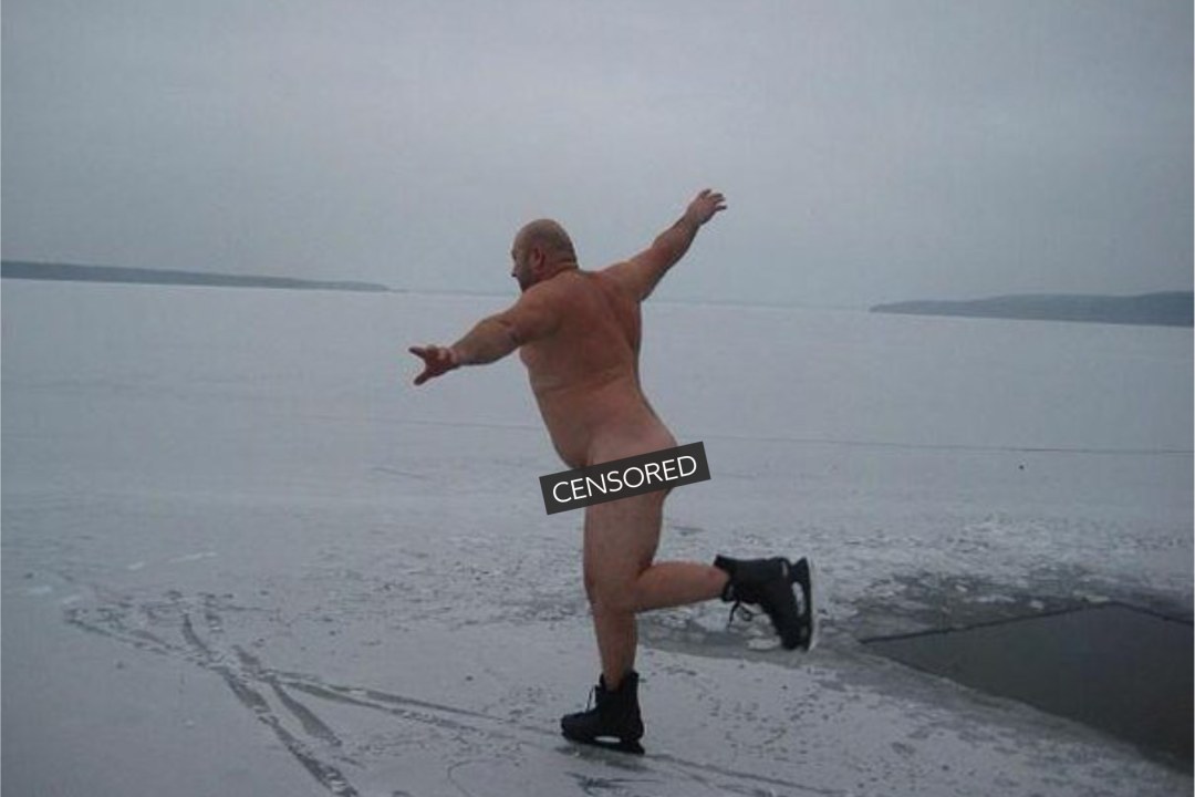 Голый парень на улице зимой