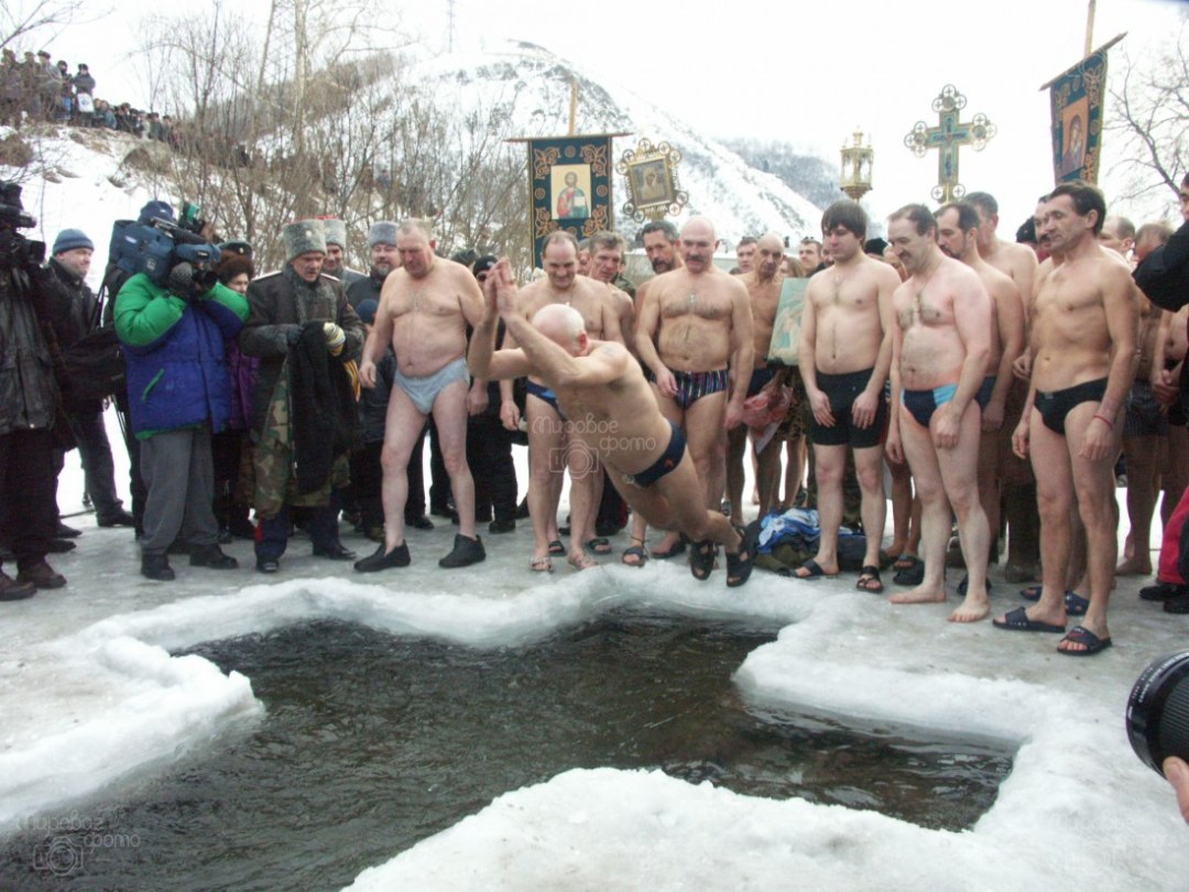 Купание нагишом на крещение