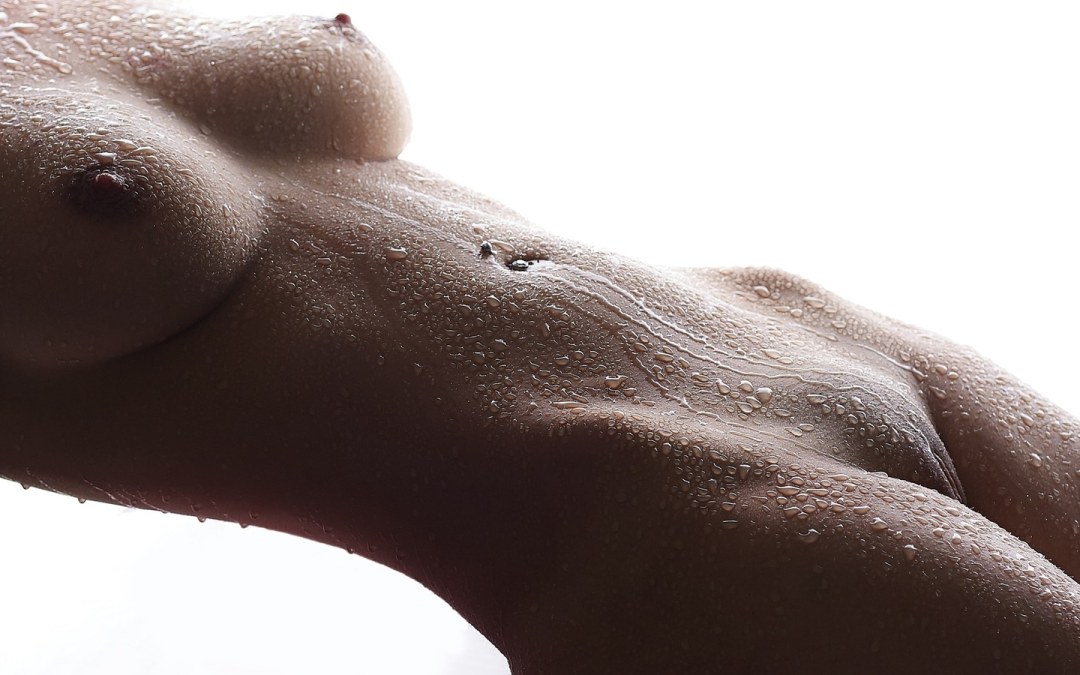 Красивая грудь в мурашках