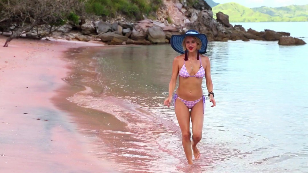 Мария Миногарова в купальнике