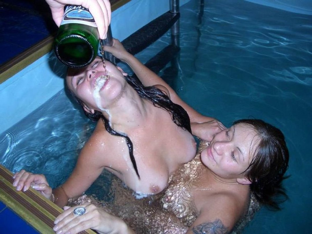 Пьяные девушки в бане ню