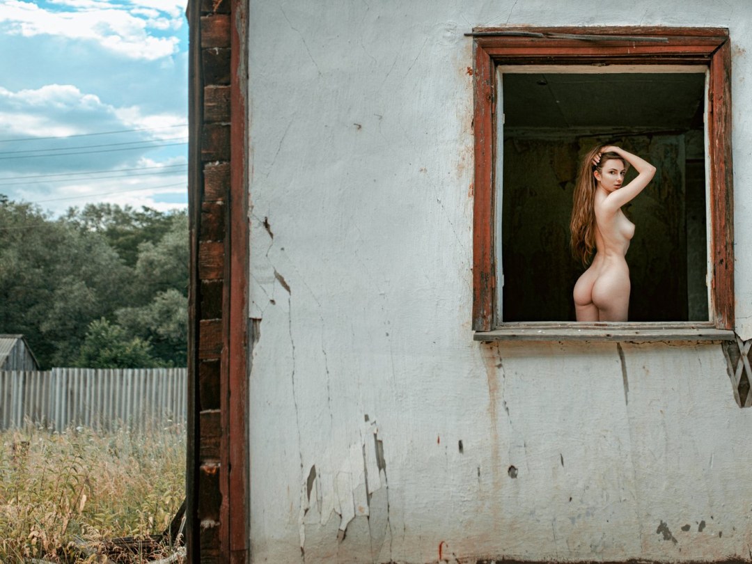 Ню фотосессия в заброшенной деревне
